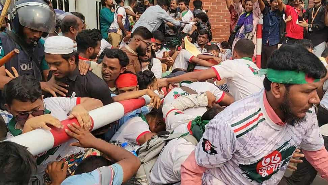 পুলিশের সঙ্গে সংঘর্ষ, সংসদ ভবন ছাড়লেন জুলাই যোদ্ধারা